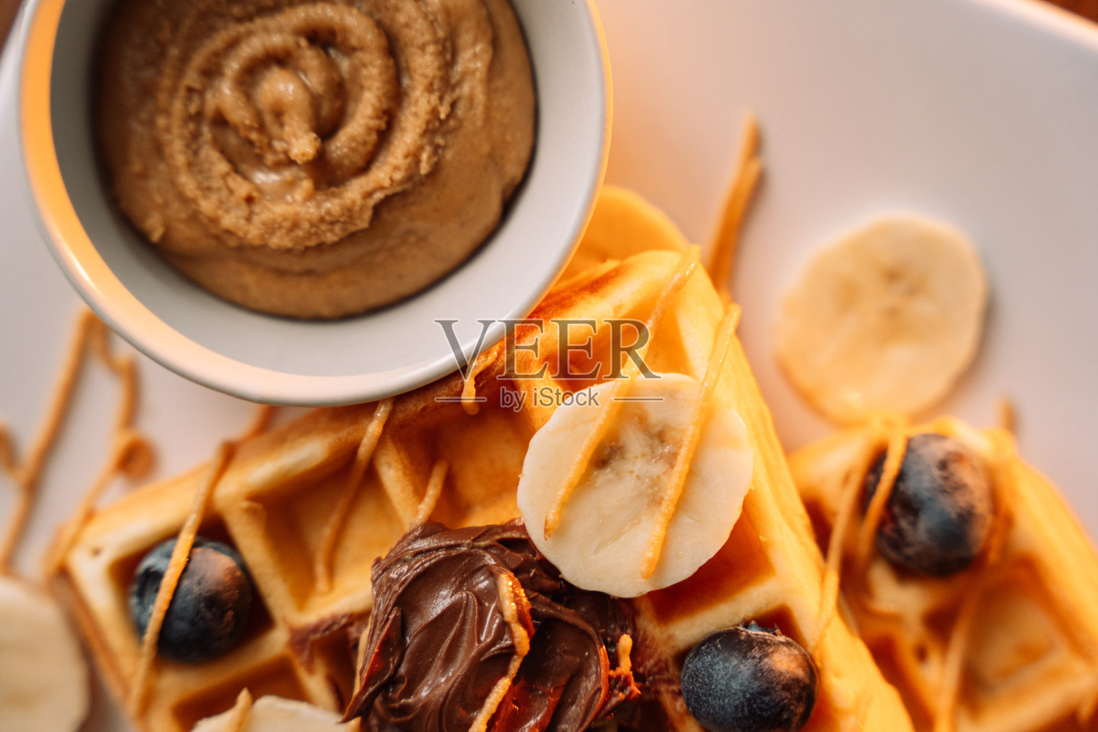 美味的华夫饼配香蕉和蓝莓花生酱,特写照片照片摄影图片