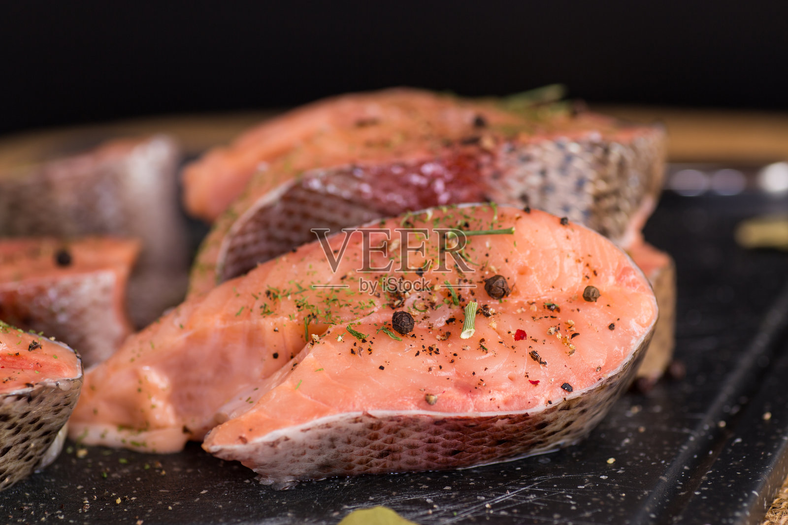 新鲜三文鱼排的特写,配以香料照片摄影图片