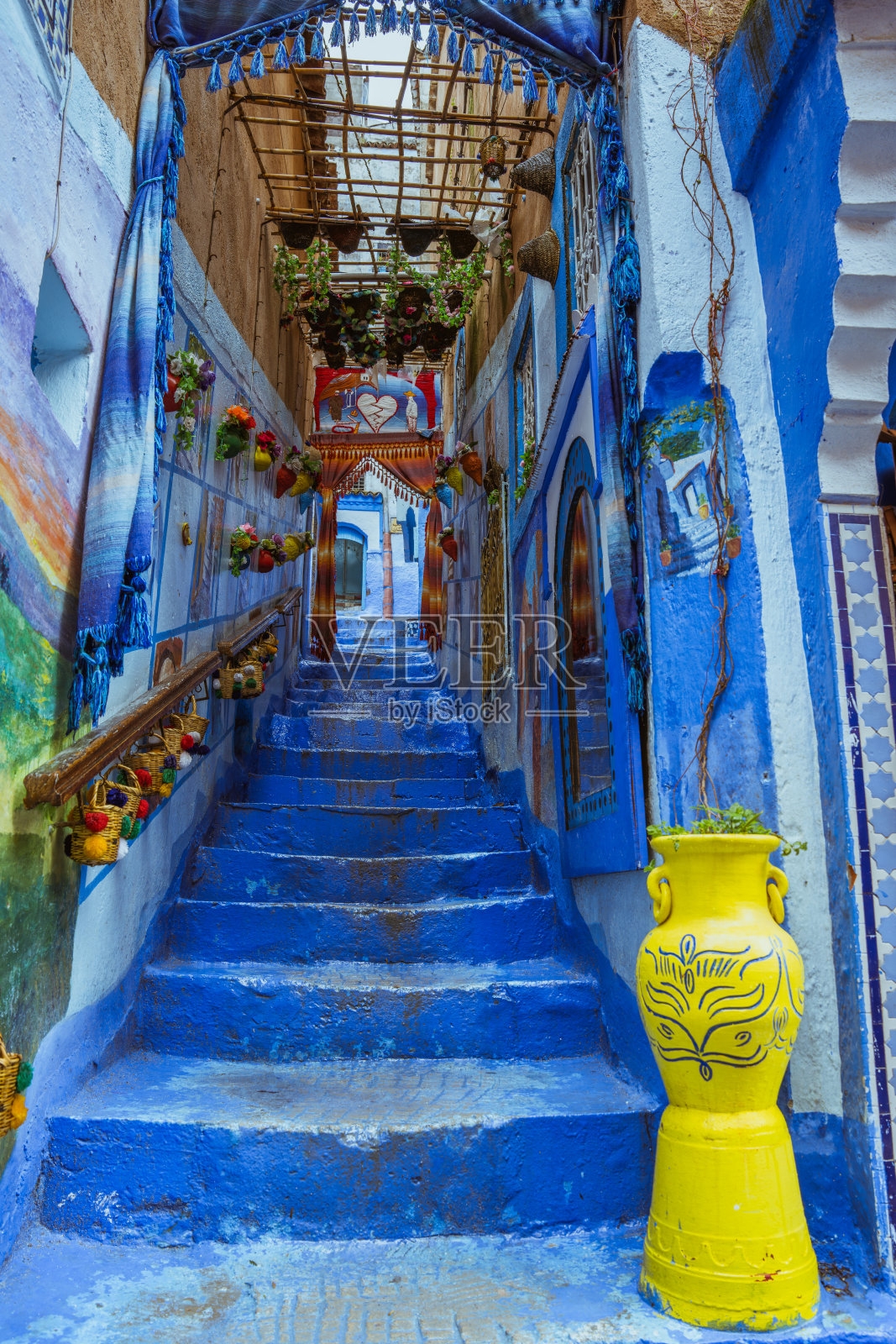 摩洛哥舍夫沙万的麦地那,阿拉伯和穆斯林国家及其生活方式。街头摄影。蓝色城市。色彩斑斓。美丽的街道和房屋。照片摄影图片