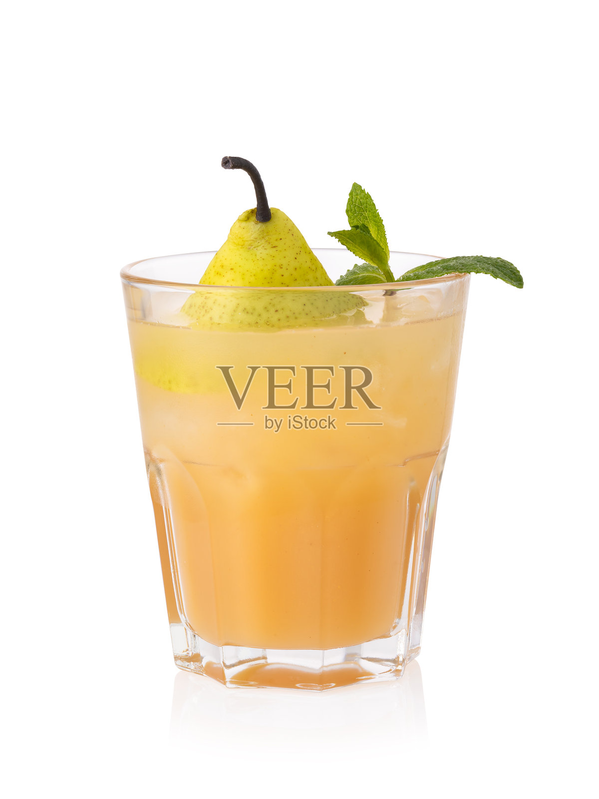 带果肉的梨饮料,装在冰块中的玻璃杯里,顶部有梨片,背景为白色,设计元素照片摄影图片