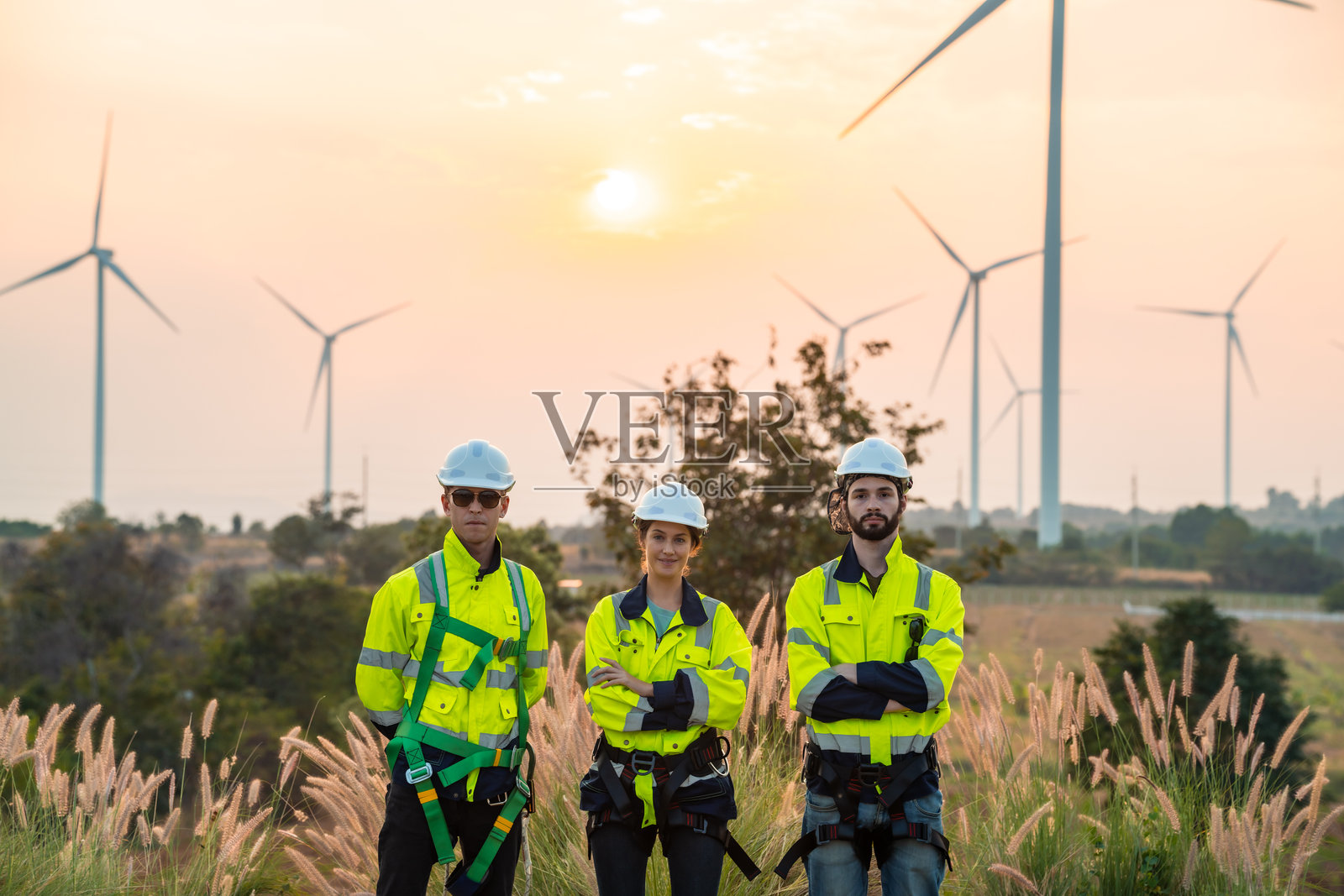 技术人员和工程师在现场对风力涡轮机进行工作,利用可再生能源进行可持续发电,运用先进技术和创新来支持环保。照片摄影图片
