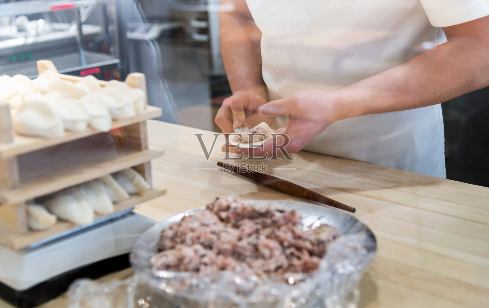 厨师正在制作饺子照片摄影图片