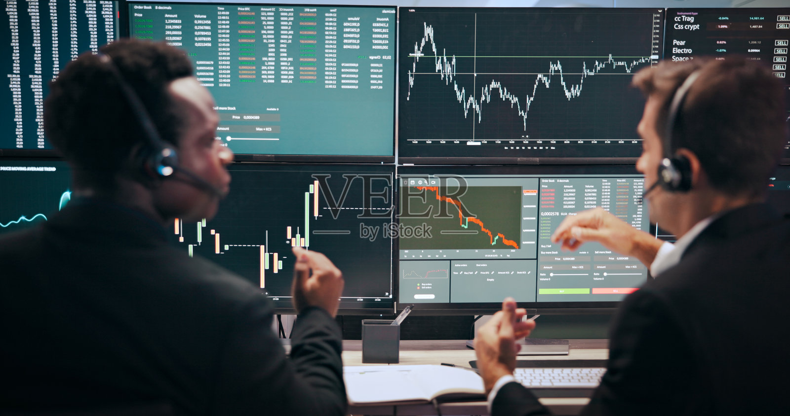 计算机屏幕,金融或佩戴耳机的男性用于股市、金融分析或投资评估。金融科技,商业或背影人物与监视器用于交易、收入图表或统计数据。照片摄影图片