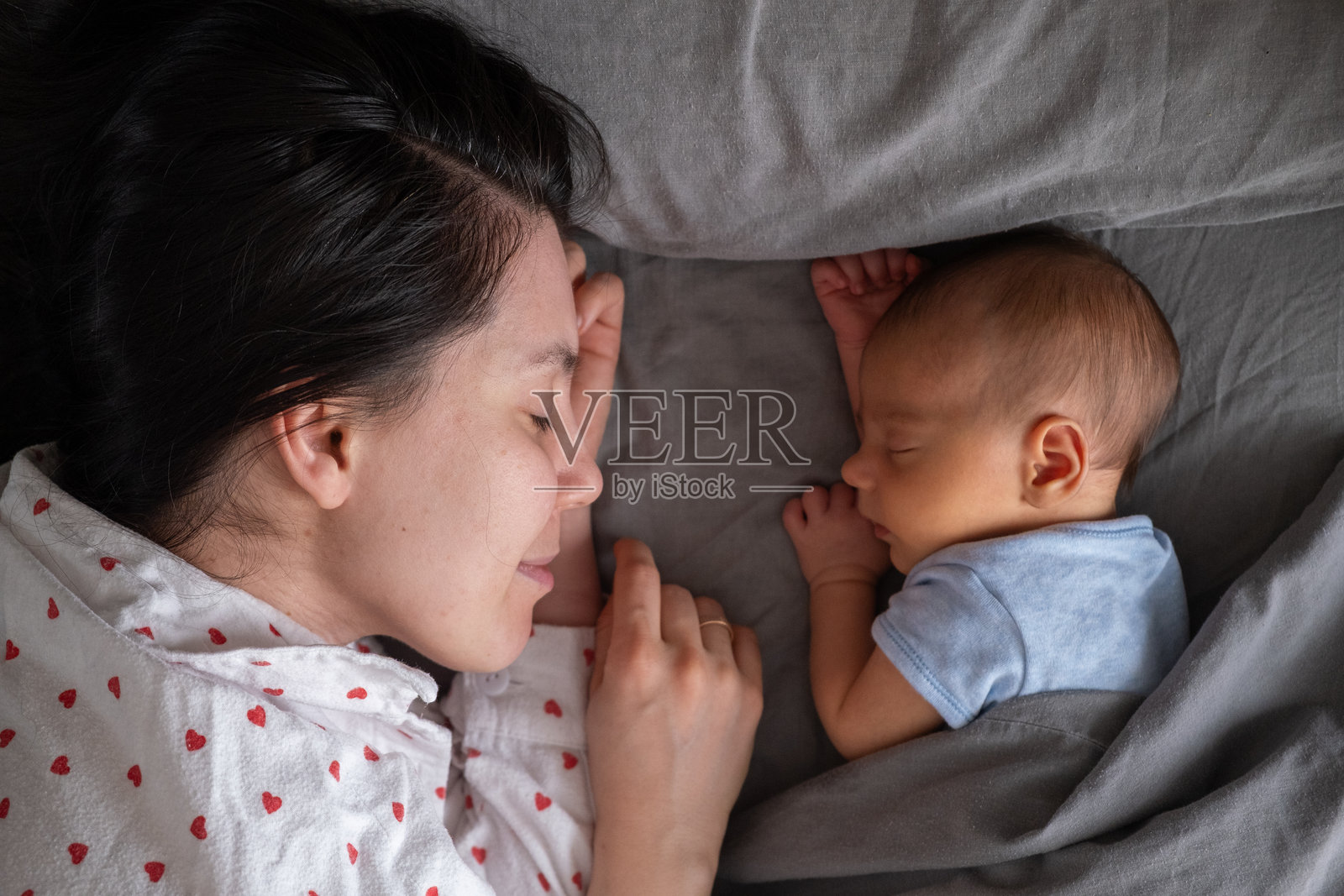 母亲和宝宝安静地一起睡觉照片摄影图片