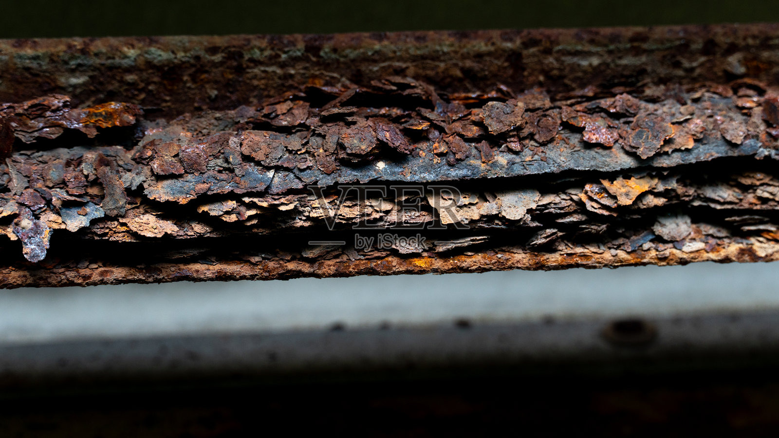 严重生锈和腐蚀的金属表面。照片摄影图片