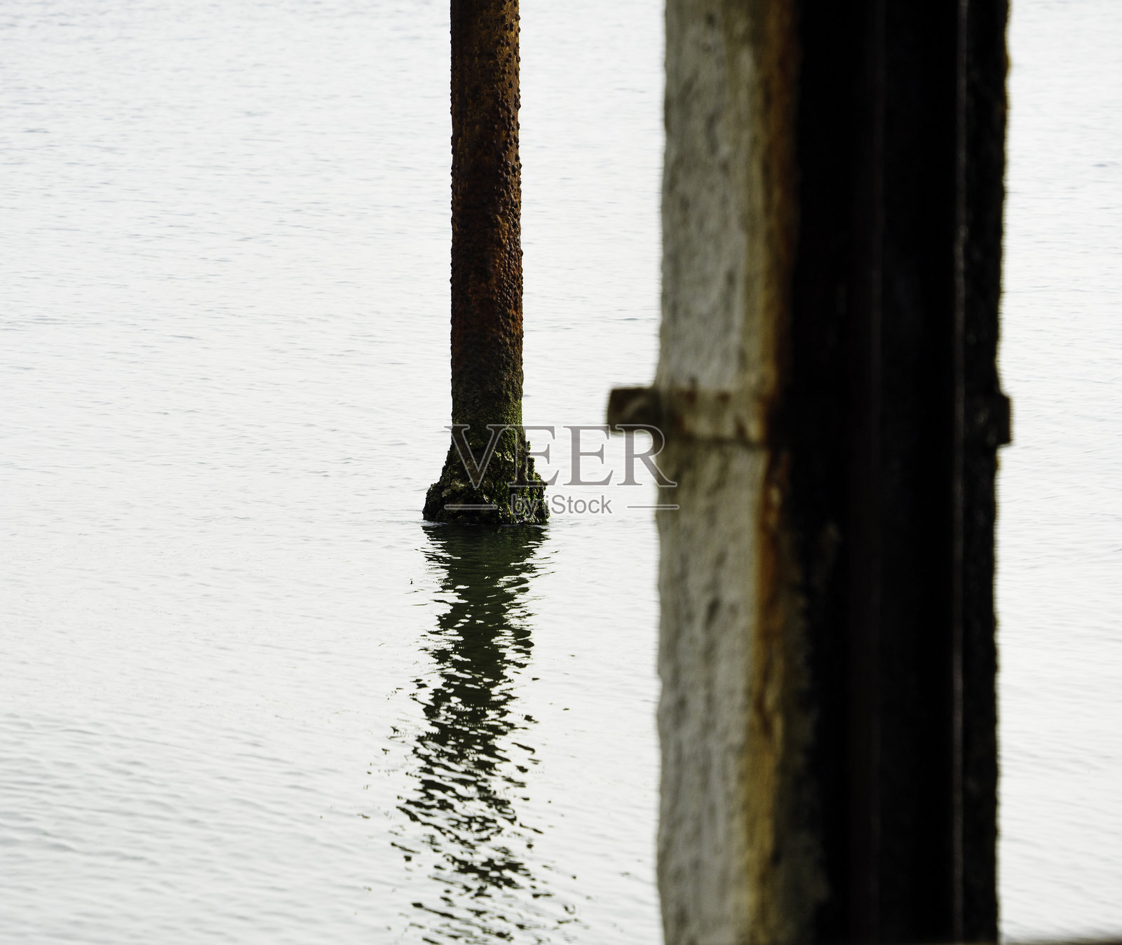 海滩上的码头照片摄影图片