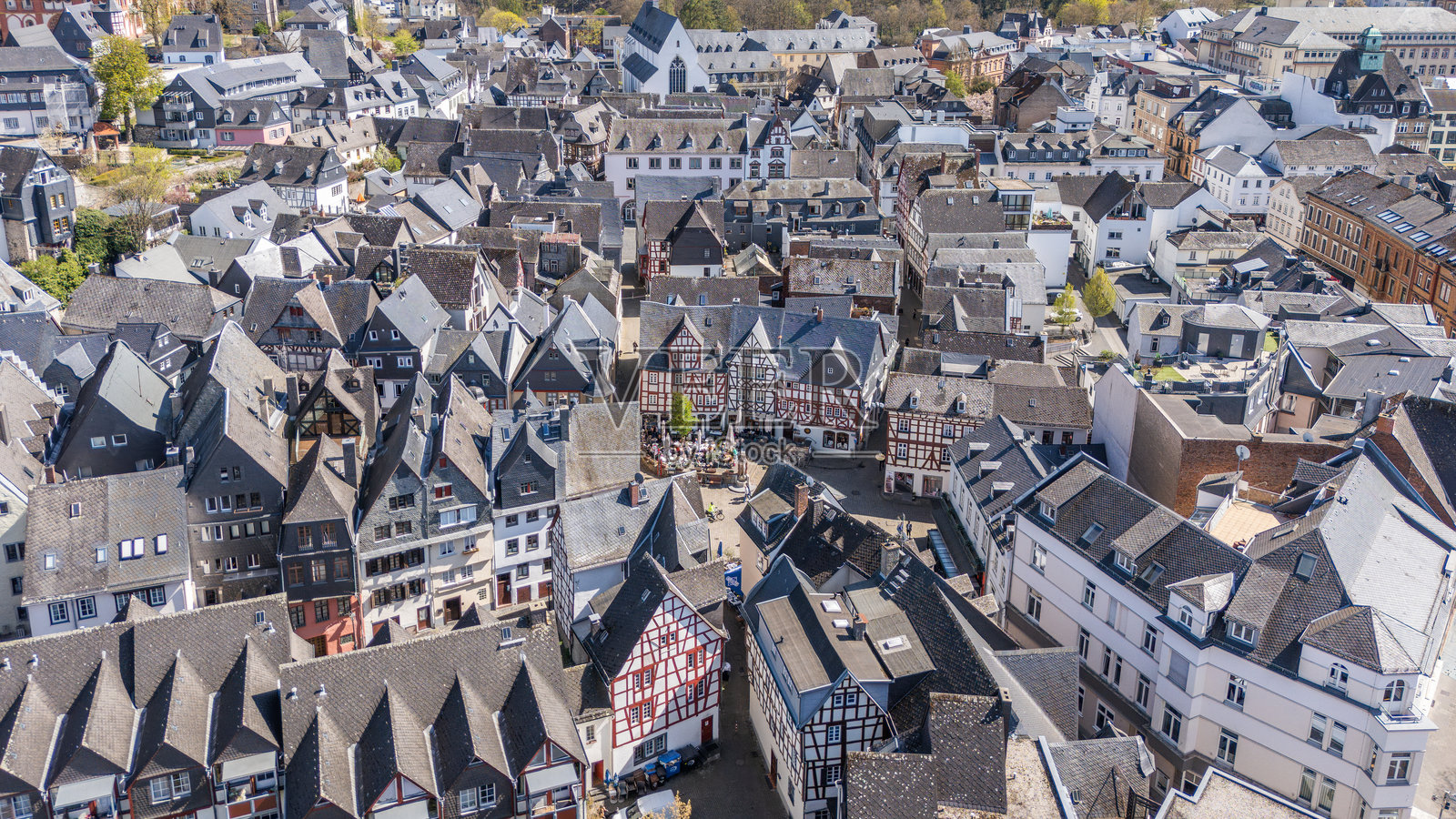 德国拉恩河畔的林堡。老城区的普洛茨广场的航拍无人机视角,以及周围的中世纪半木结构房屋。照片摄影图片