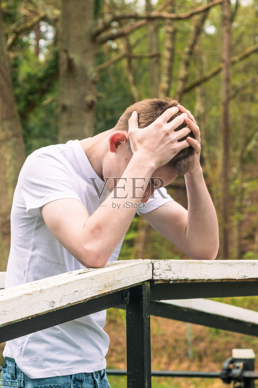 沮丧的少年在户外照片摄影图片