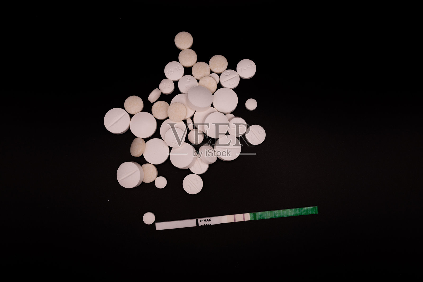 药丸和怀孕测试。排卵测试照片摄影图片