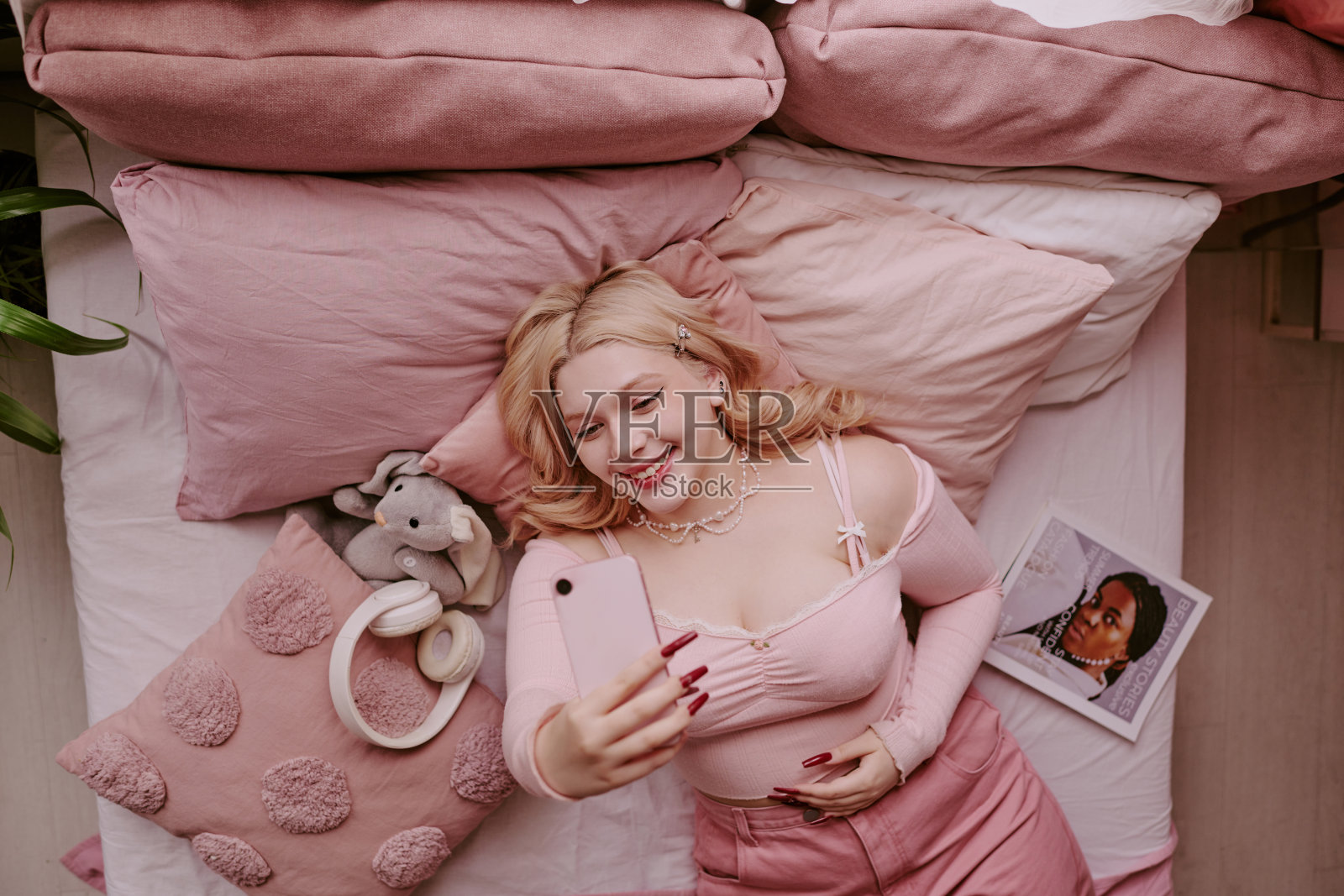 可爱的少女在床上自拍照片摄影图片