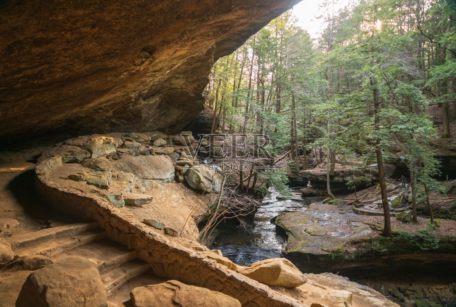阿什洞和老人的洞,霍金山州立公园,位于美国俄亥俄州霍金县的霍金山地区照片摄影图片