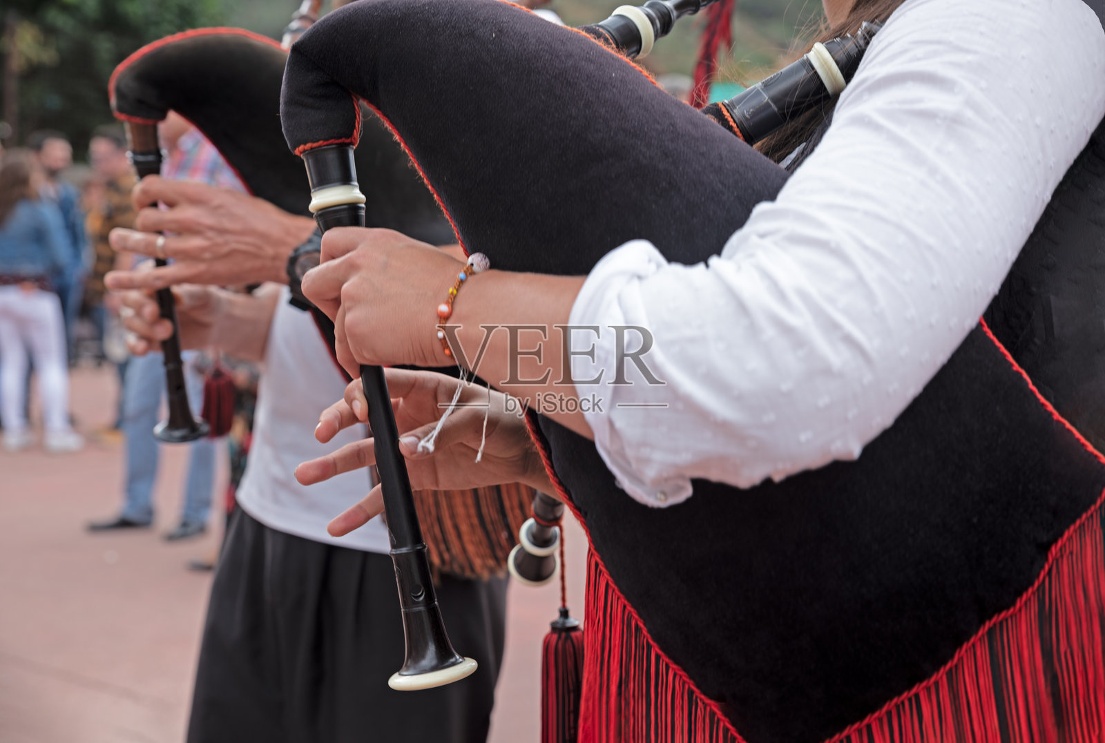 祖传旋律,乡村节日的风笛演奏照片摄影图片