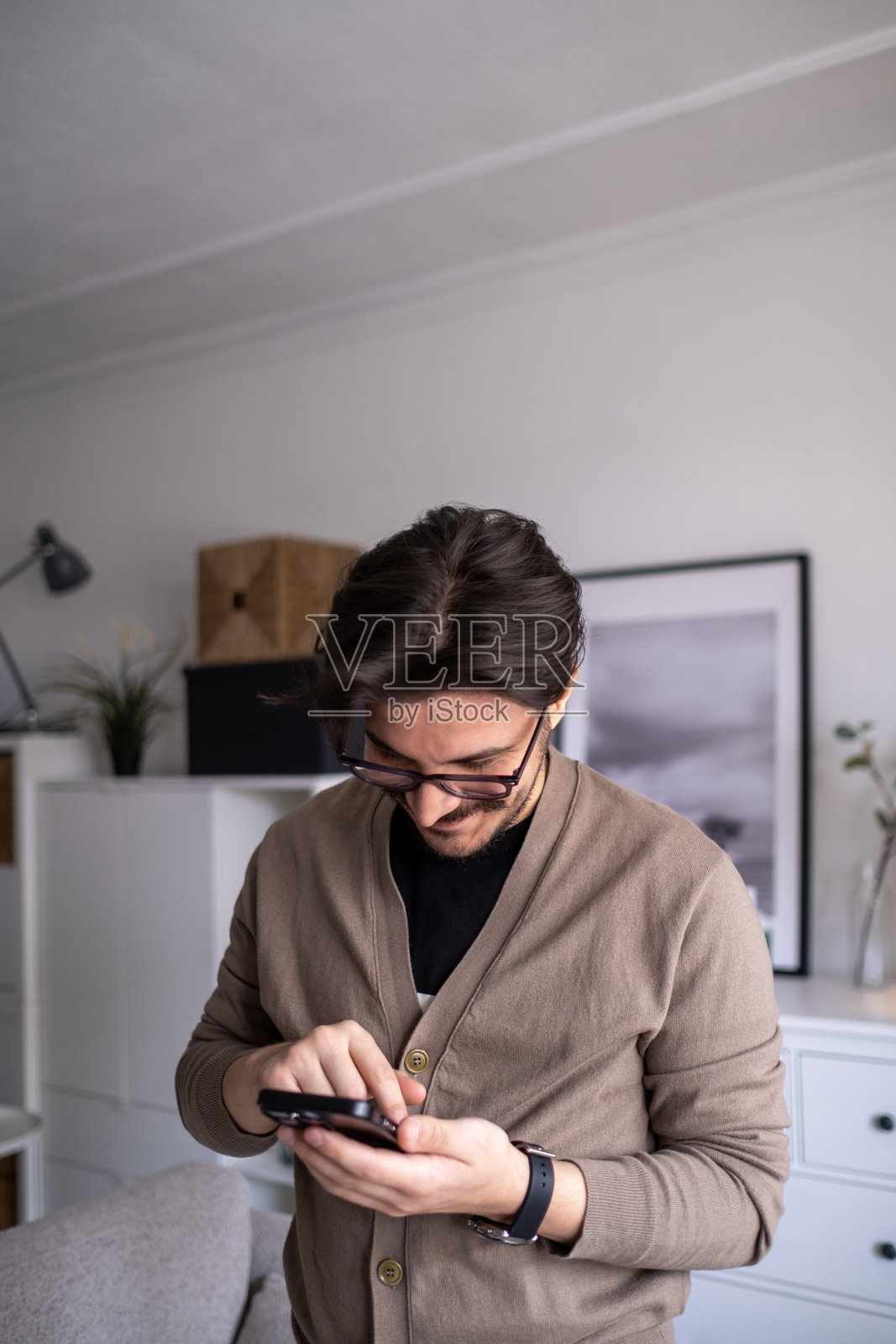 戴眼镜的商人收到手机上的好消息照片摄影图片