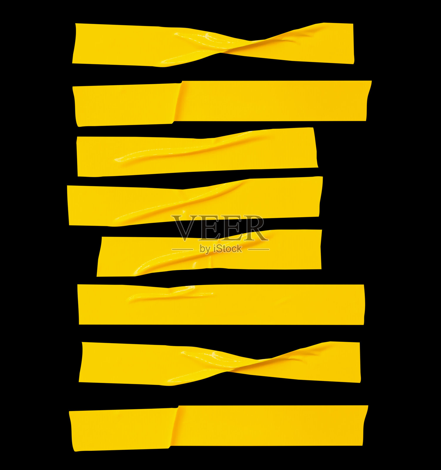 顶部视角的皱纹或褶皱的黄色胶粘乙烯胶带或布带,呈条纹状,水平放置在黑色背景上,带有抠图路径。照片摄影图片