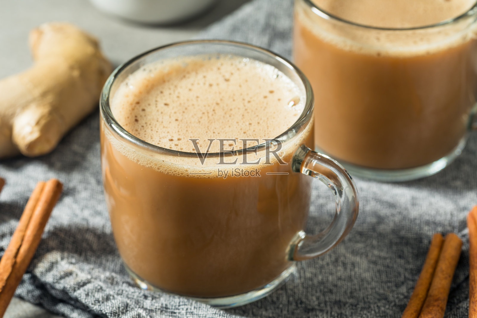 热腾腾的香料奶茶照片摄影图片