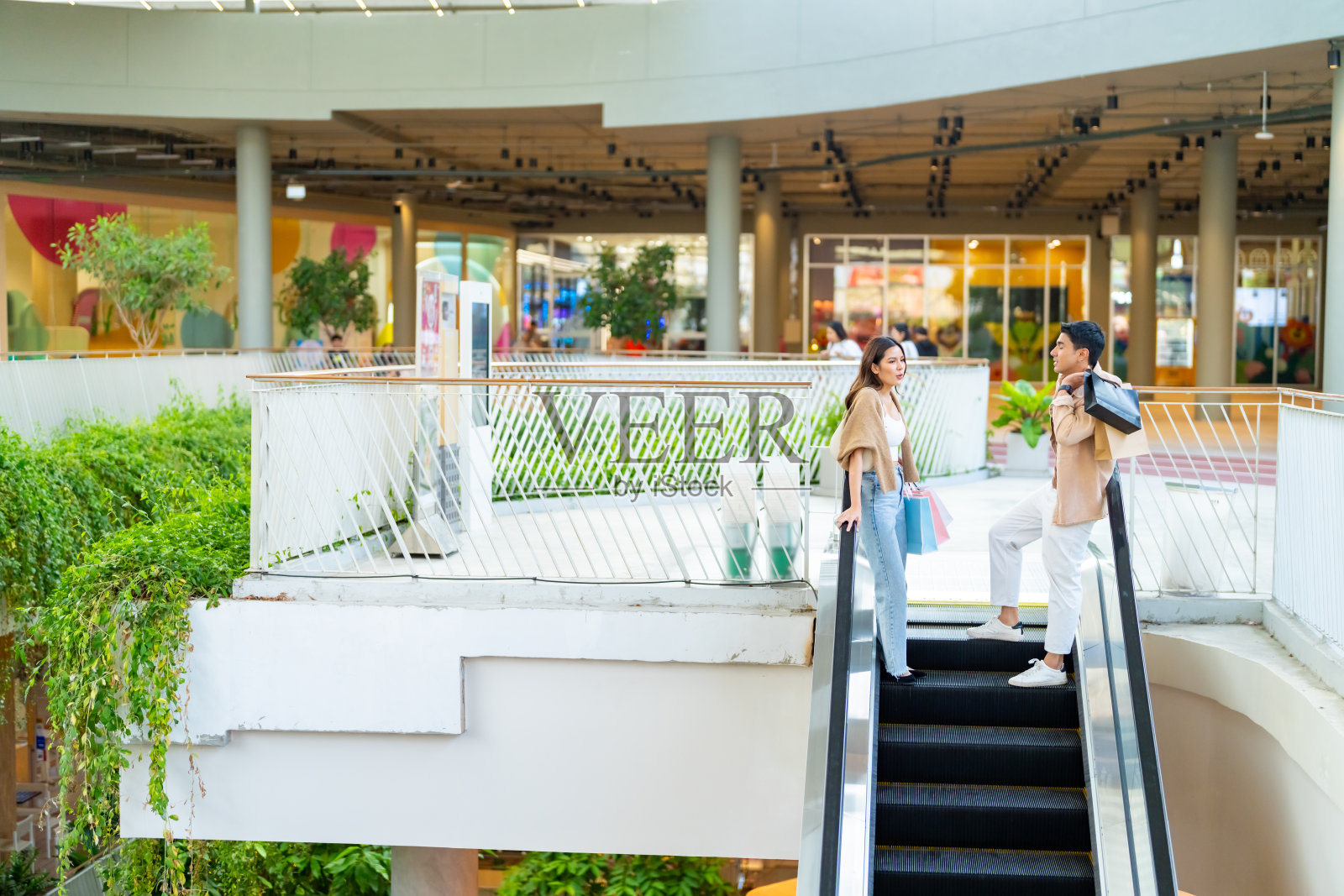 亚洲夫妇在百货商店购物。照片摄影图片