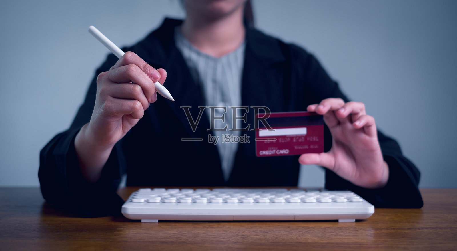 在线购物概念。手持信用卡并使用智能手机。通过智能手机进行在线购物支付。照片摄影图片