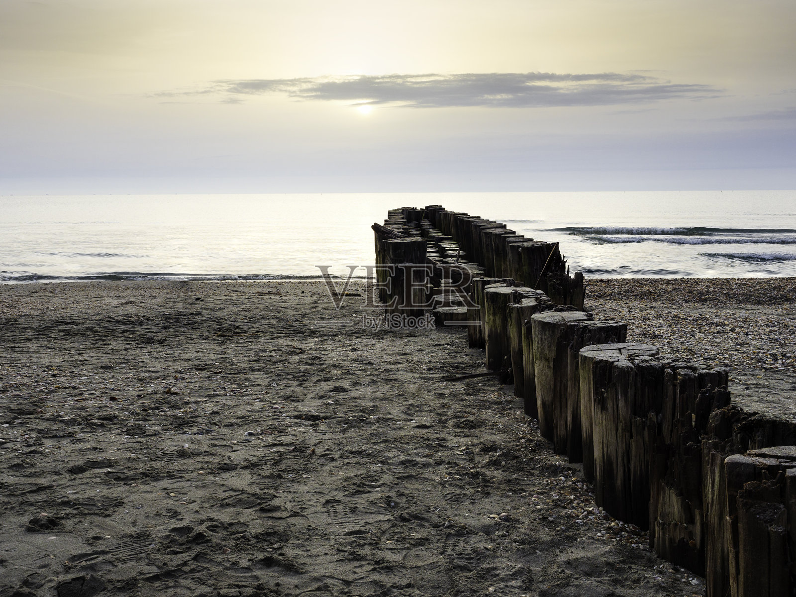 海滩上的码头照片摄影图片