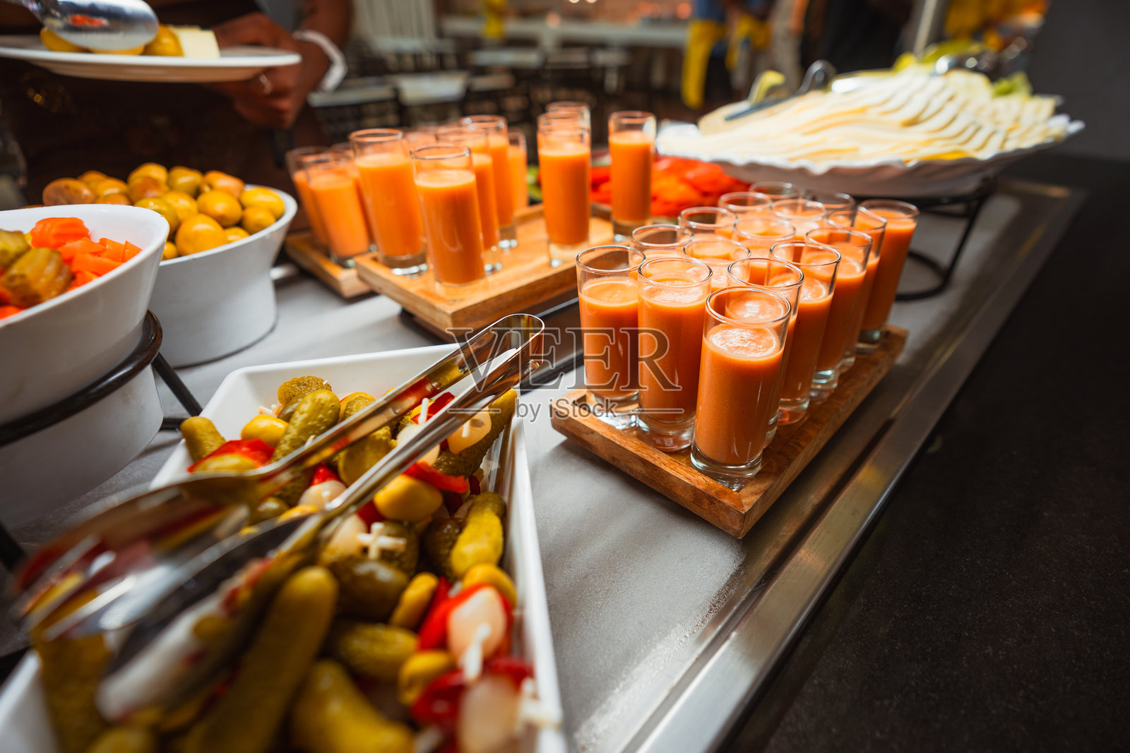 自助餐配西班牙冷汤和腌黄瓜照片摄影图片