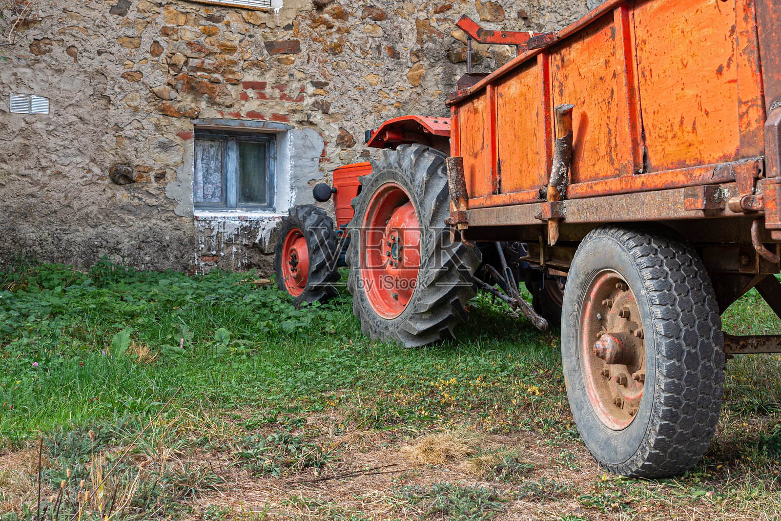 农村环境中静止的农业机械照片摄影图片