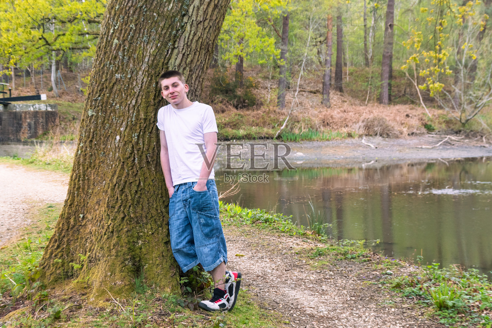 运河旁的少年照片摄影图片