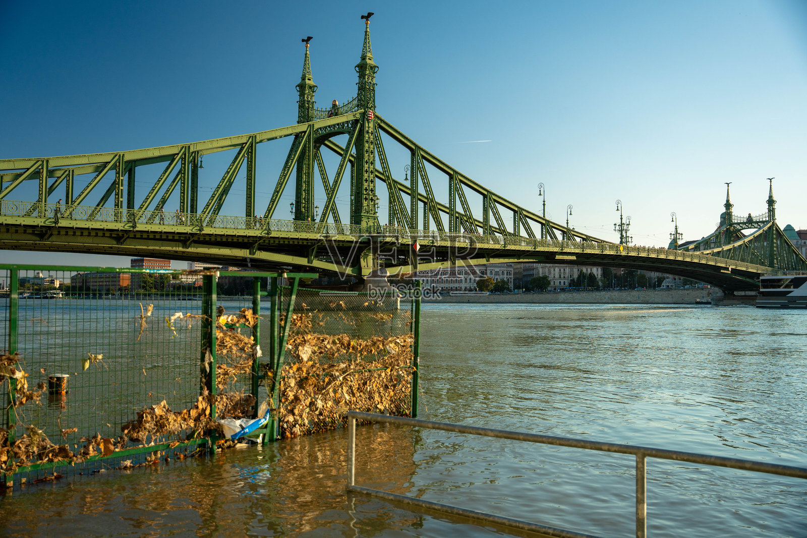 匈牙利布达佩斯 - 2024年9月23日:布达佩斯的自由桥矗立在多瑙河因风暴而泛滥的水面上照片摄影图片