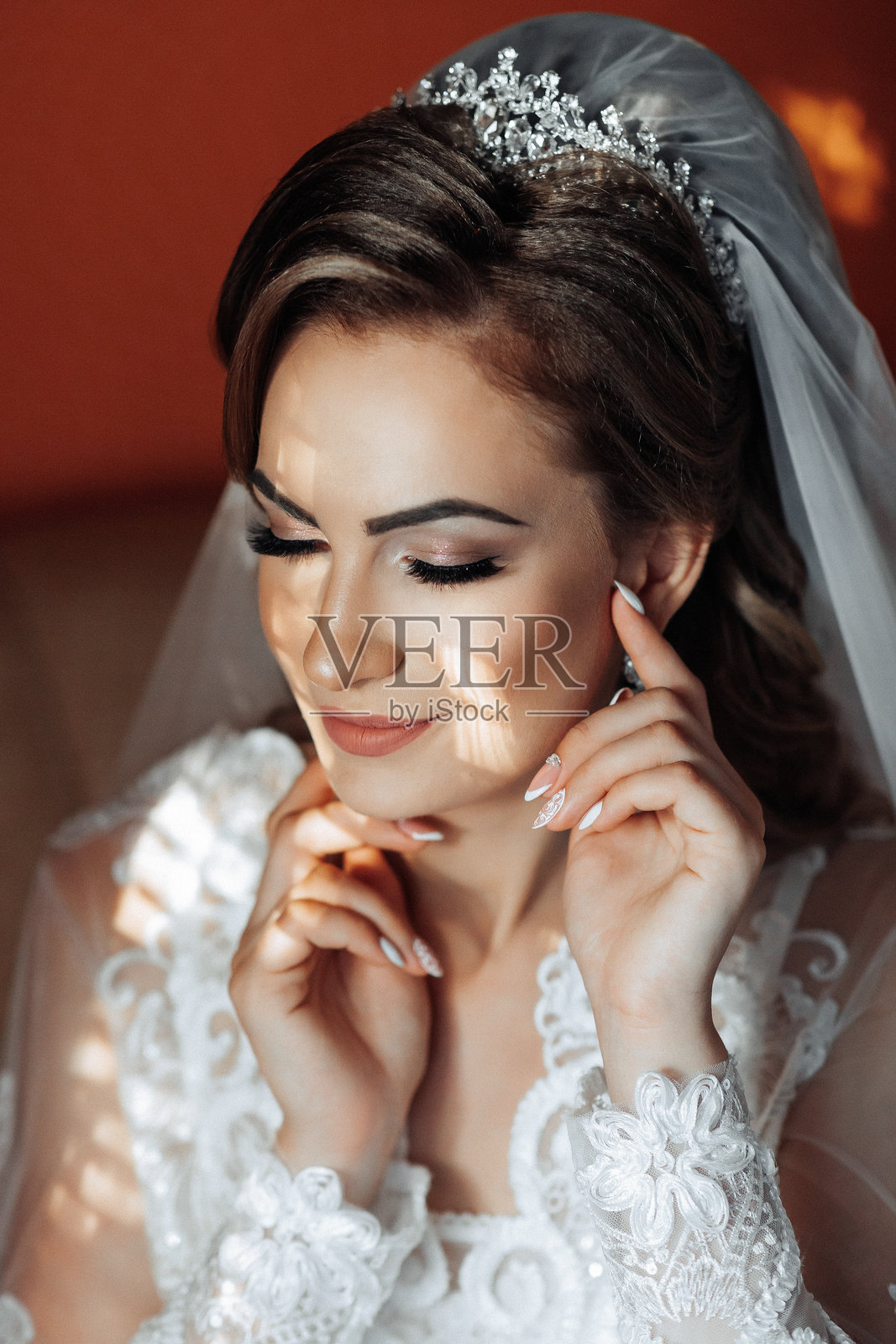 一位头戴面纱、面带微笑的女性照片摄影图片