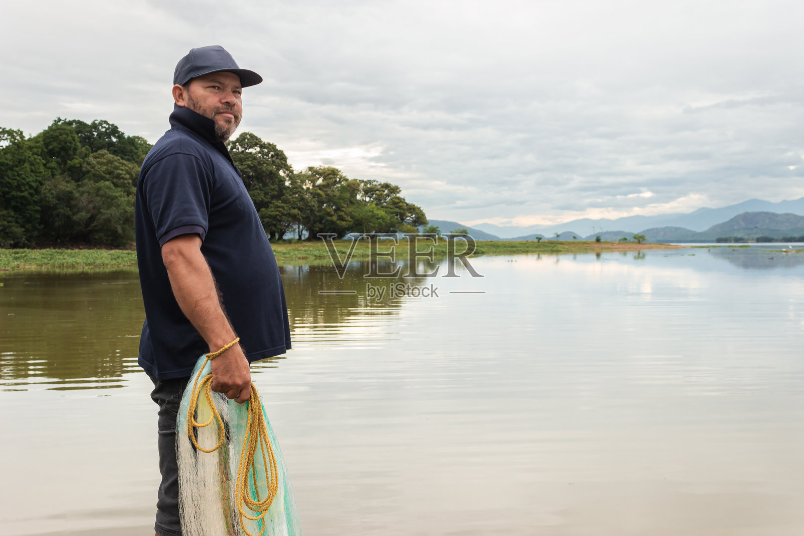 渔夫凝视着地平线的肖像照片摄影图片