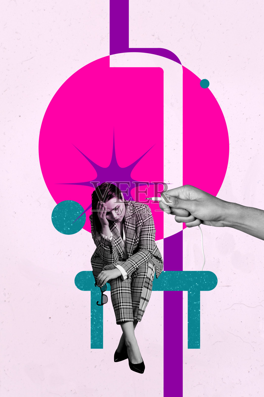 粉色背景上,坐在长椅桌子上的人感到疲惫,充电的拼贴画,带有人物轮廓。照片摄影图片