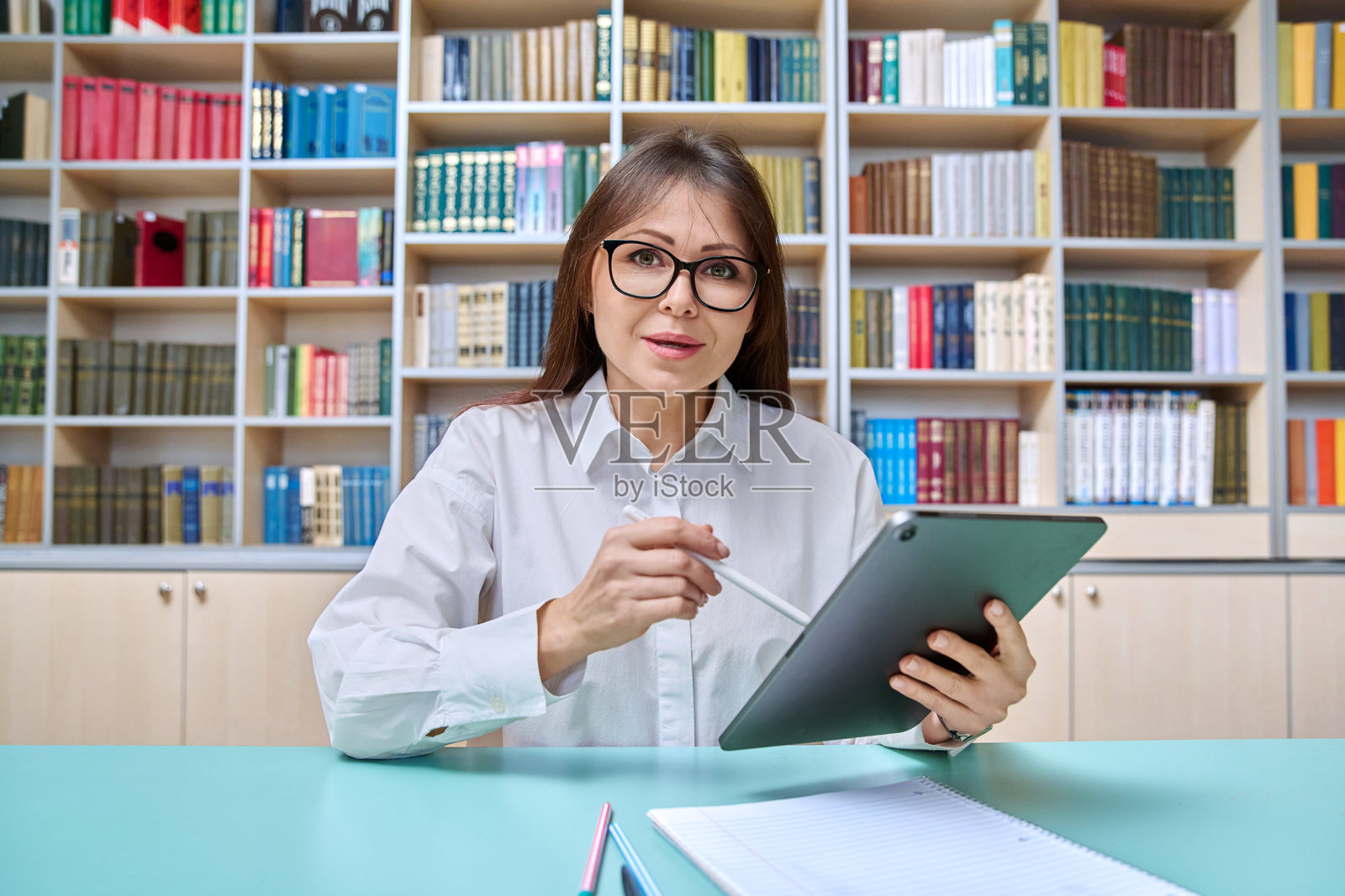 网络摄像头视角的女教师、导师、讲师在线授课照片摄影图片