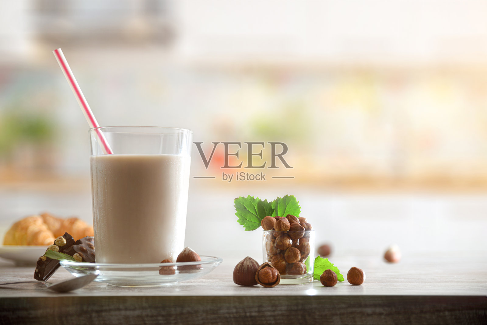 厨房里有玻璃杯装榛子饮料和坚果的背景照片摄影图片