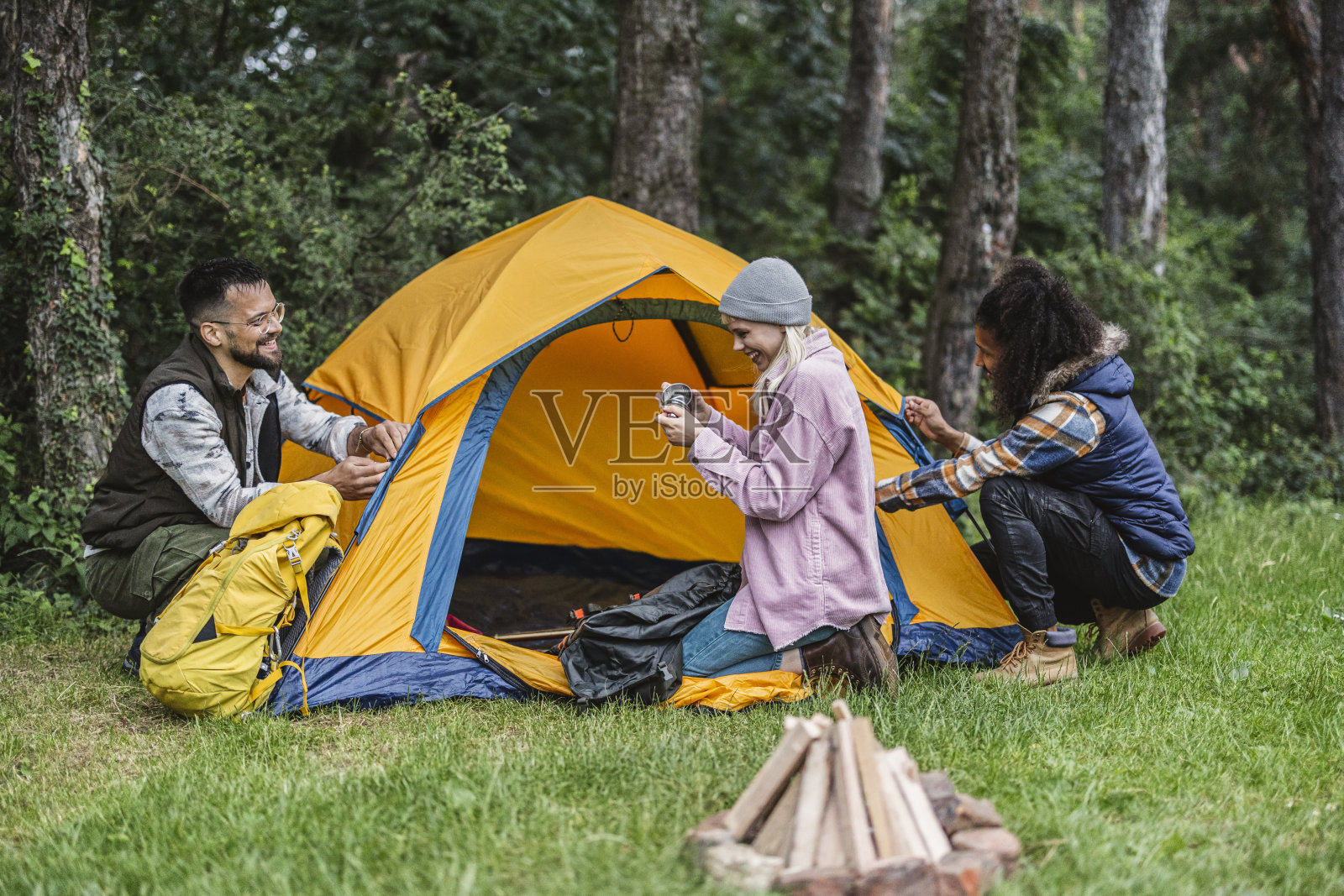 朋友们在森林露营旅行中搭帐篷照片摄影图片