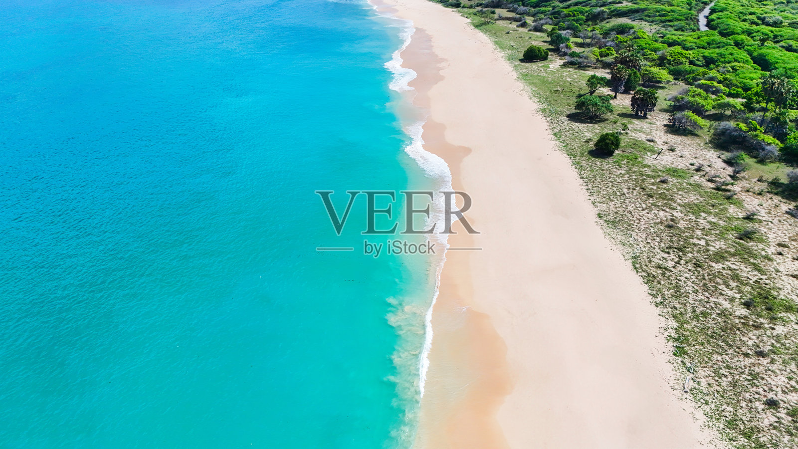 宁静的热带海岸,温柔的海浪和柔软的沙滩,最适合夏季或度假背景照片摄影图片