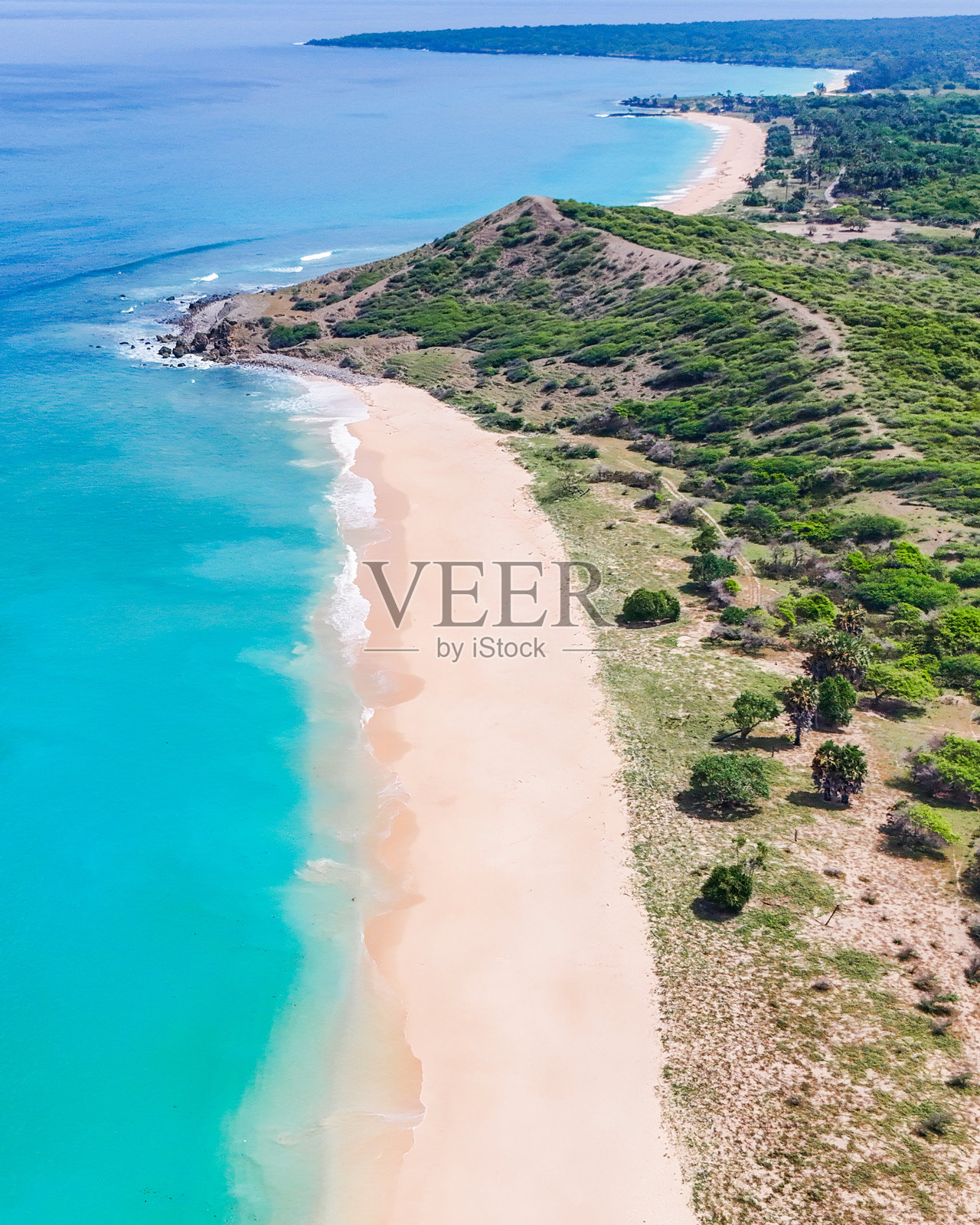 无人机视角下的蓝色海洋与白色沙滩相接,热带夏日天堂背景照片摄影图片