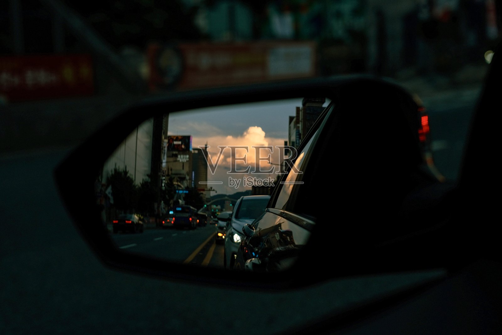 城市日落在侧镜中的倒影照片摄影图片