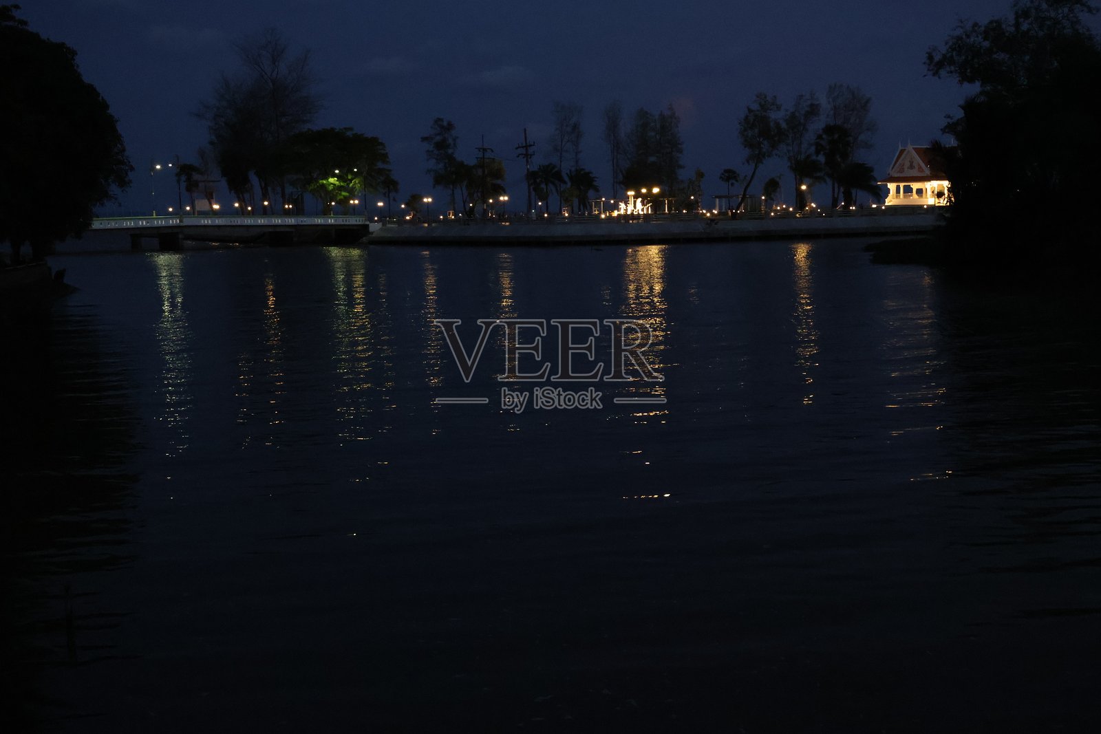 泰国南部湖泊的夜晚日落照片摄影图片