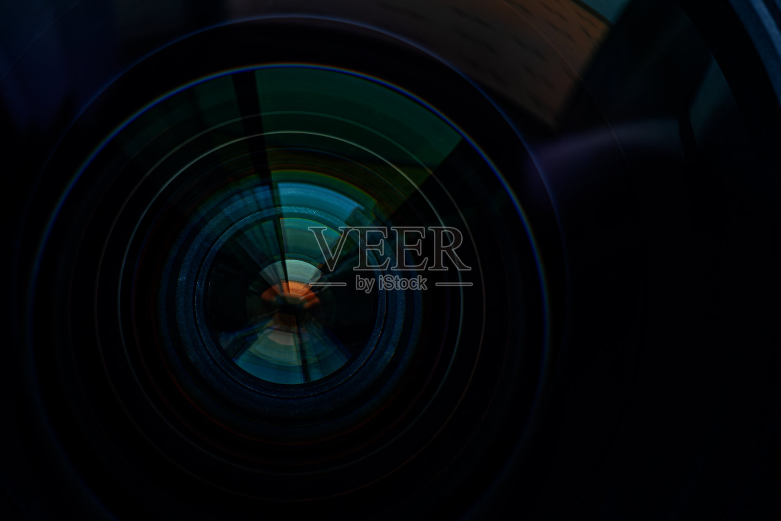 微距相机镜头,黑色背景上的照片相机或视频镜头特写,摄影师职业的概念,寻找摄影师、记者或摄像师进行黑白工作照片摄影图片
