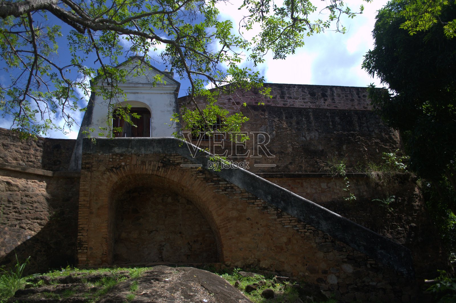 奥里诺科河上的防御性建筑。照片摄影图片