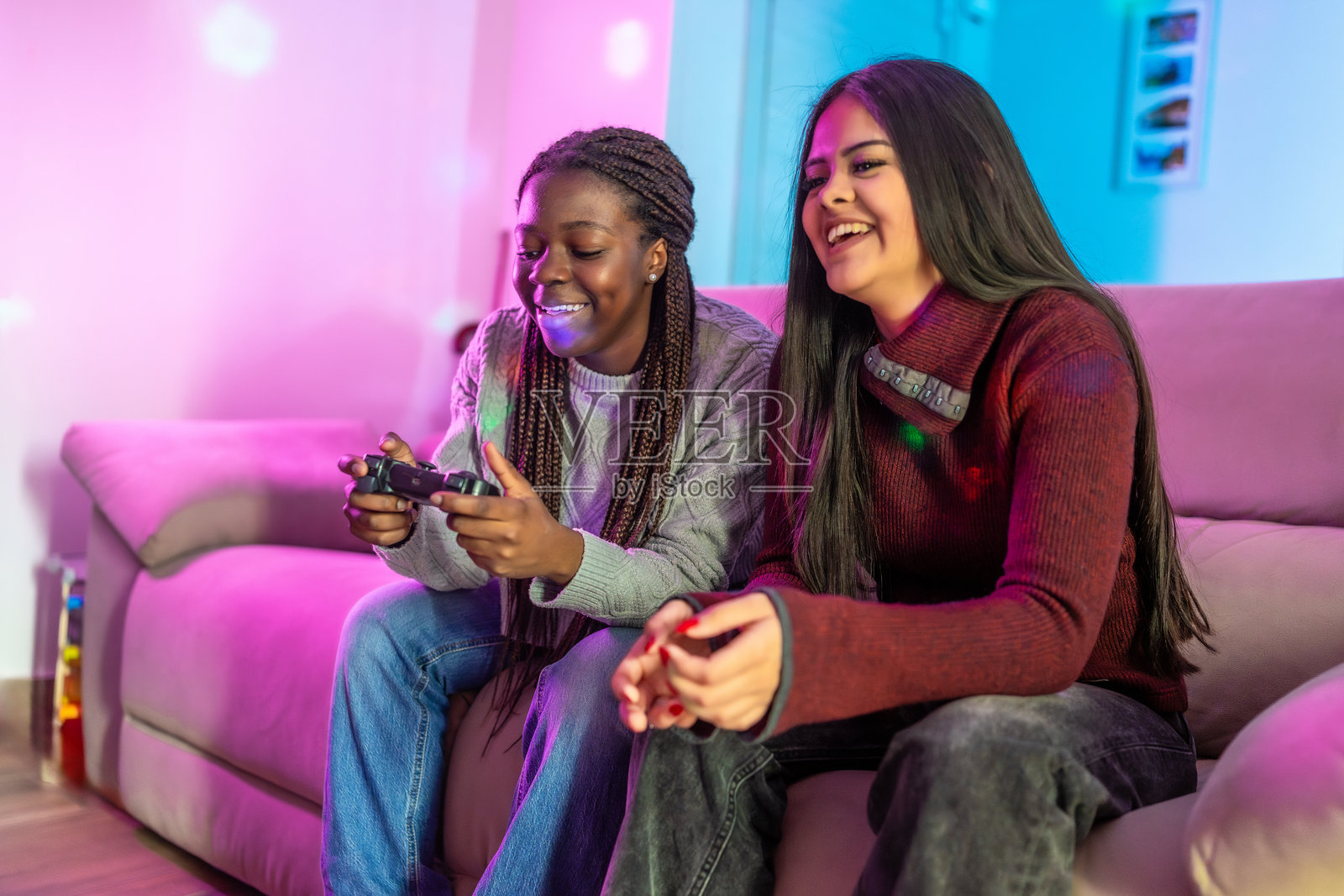 两个朋友在家玩视频游戏照片摄影图片