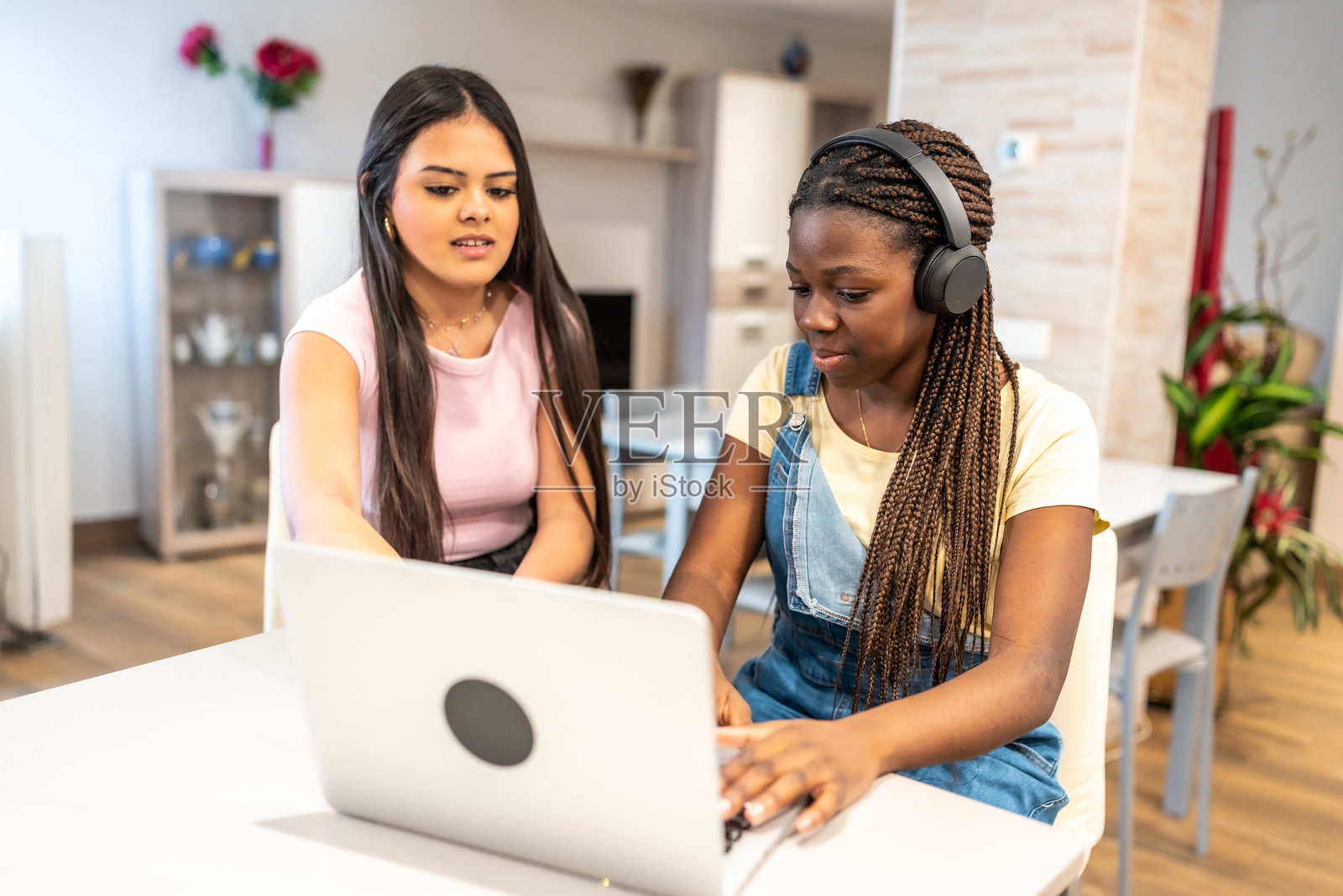 青少年女孩在家用笔记本电脑做作业照片摄影图片