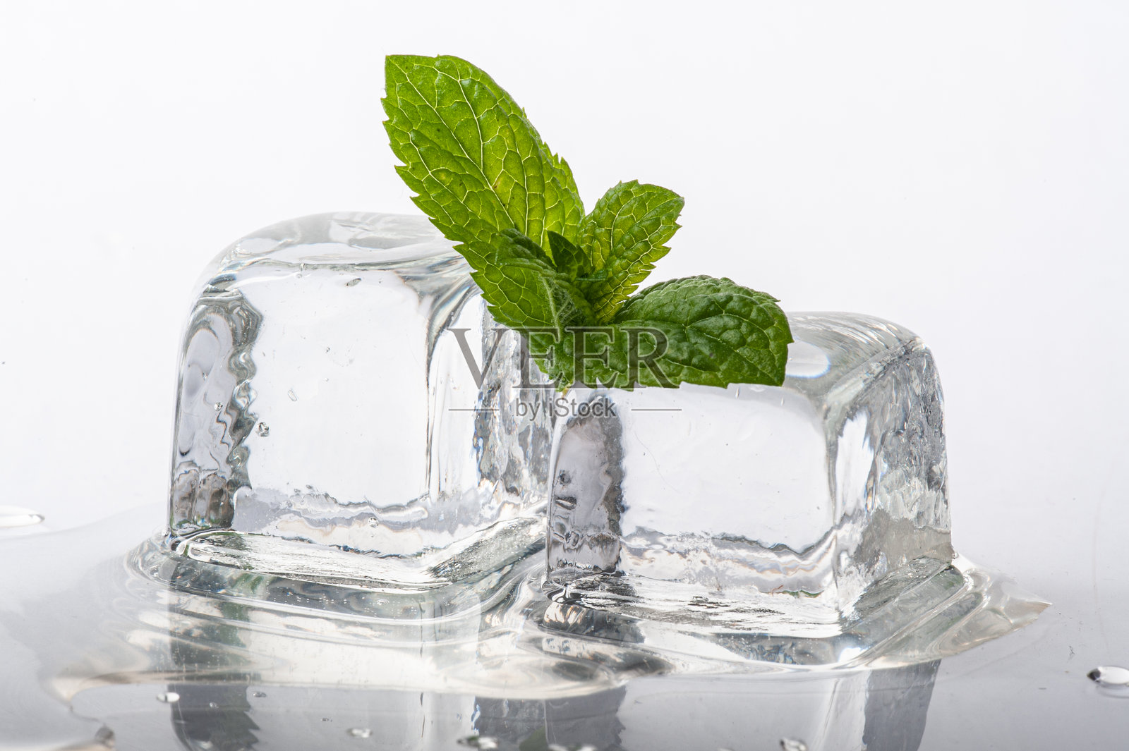 冰块和薄荷叶孤立在白色背景上照片摄影图片