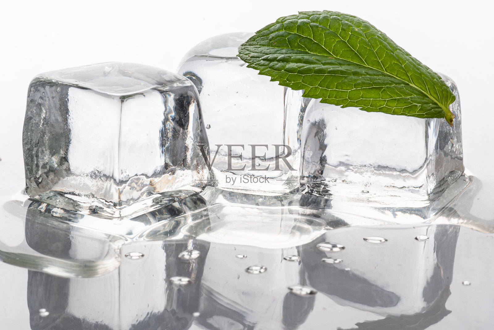 冰块和薄荷叶孤立在白色背景上照片摄影图片