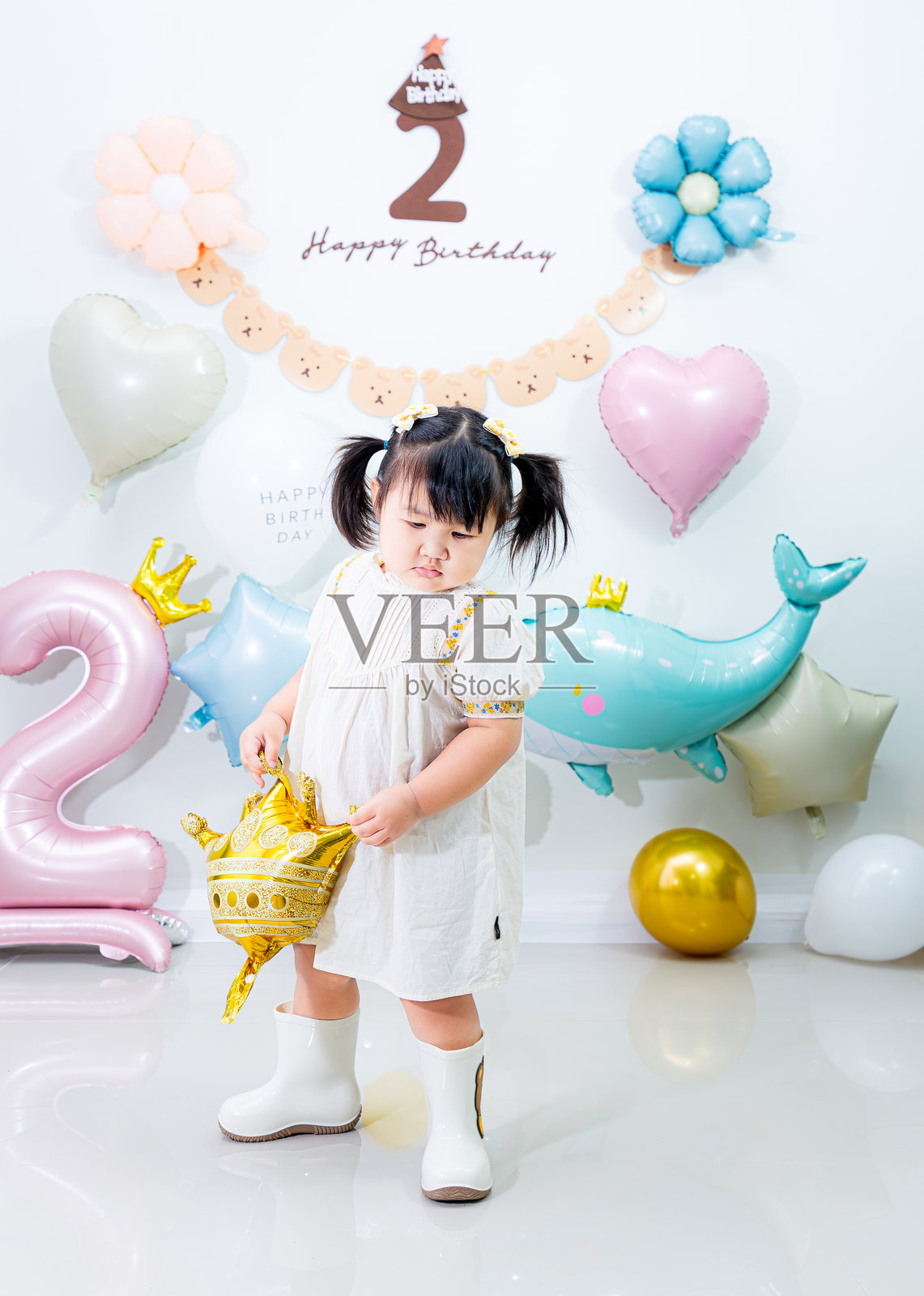 小女孩庆祝她的生日,可爱的幼儿女孩庆祝她的生日照片摄影图片