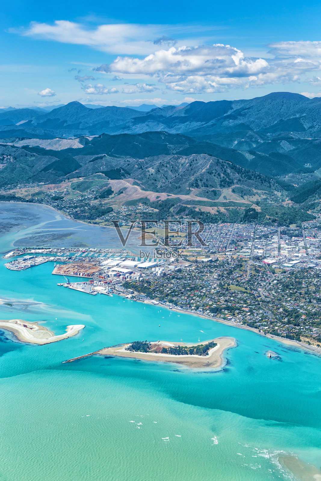 新西兰南岛塔斯曼湾的尼尔森镇。照片摄影图片