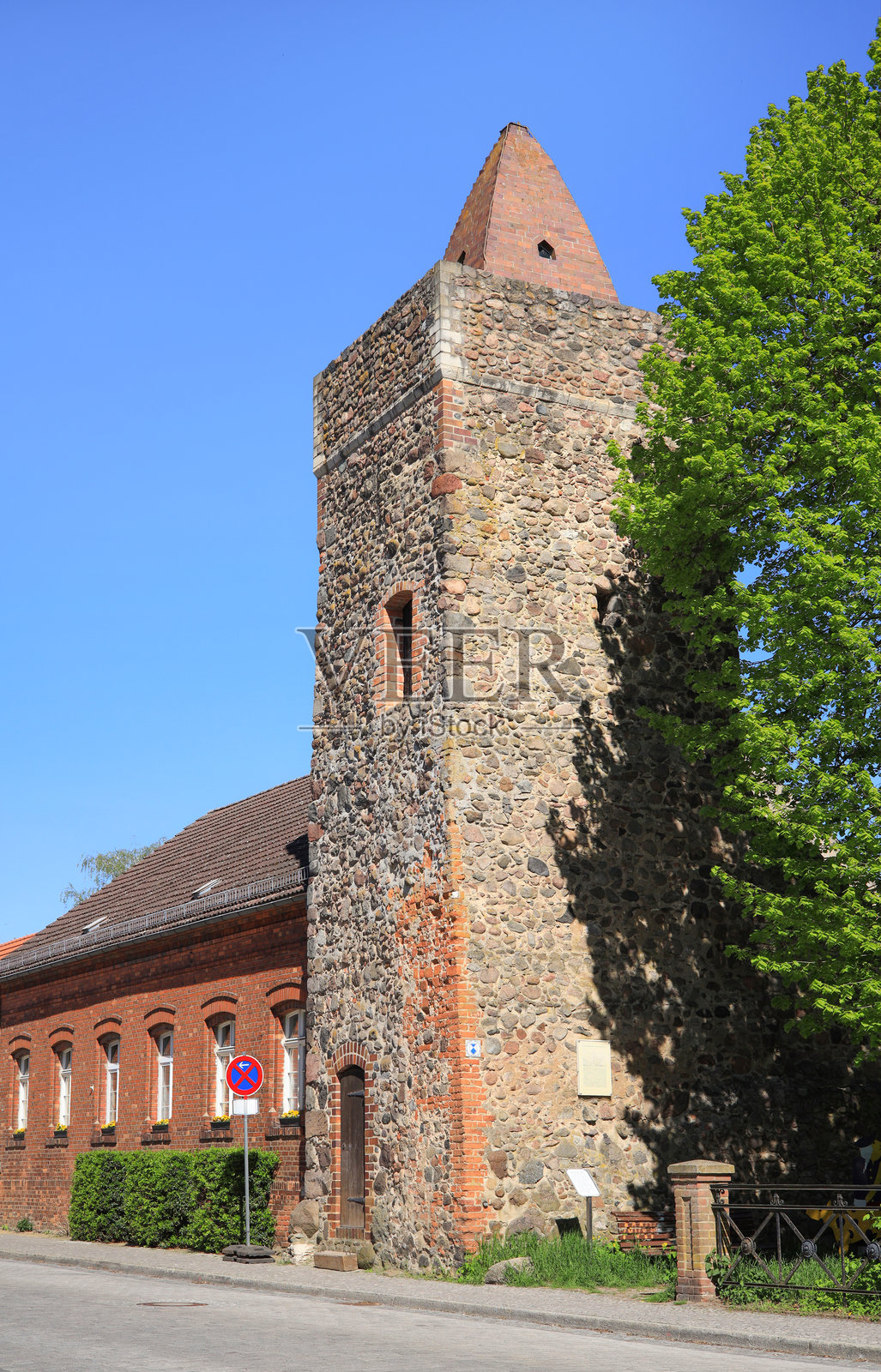 德国布兰登堡州阿尔特兰茨贝格的柏林门塔照片摄影图片