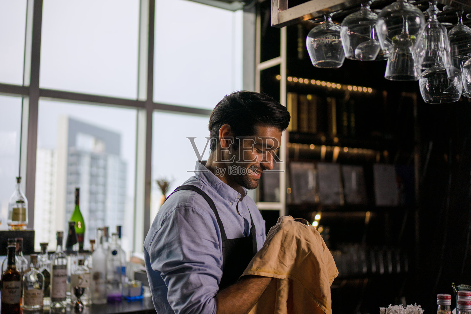 调酒师在豪华夜总会工作。照片摄影图片