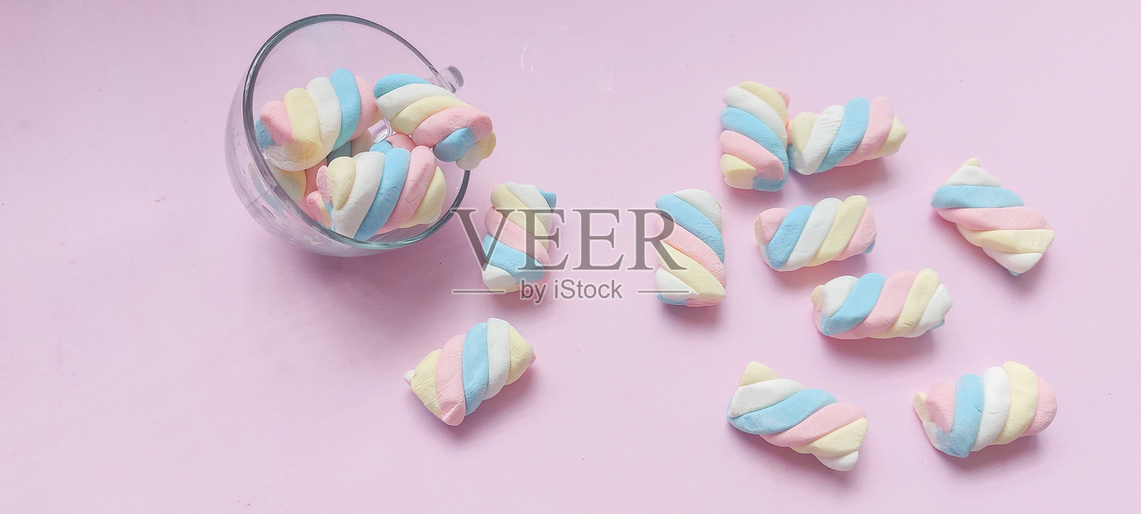 五彩缤纷的棉花糖在玻璃杯中照片摄影图片