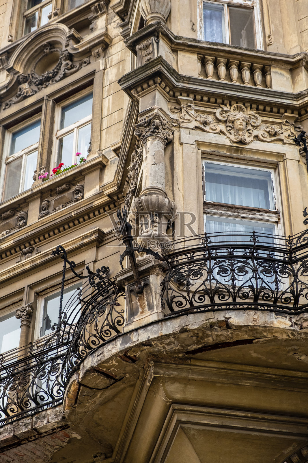 布拉迪斯拉发潘斯卡街一栋老建筑的阳台。照片摄影图片