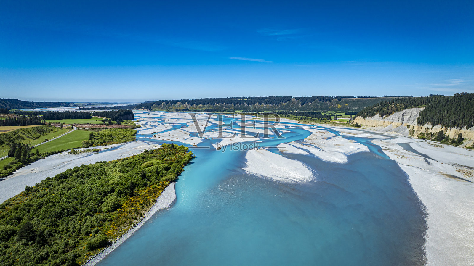 河流泻湖谷的生态系统和蓝色水流的鸟瞰图照片摄影图片