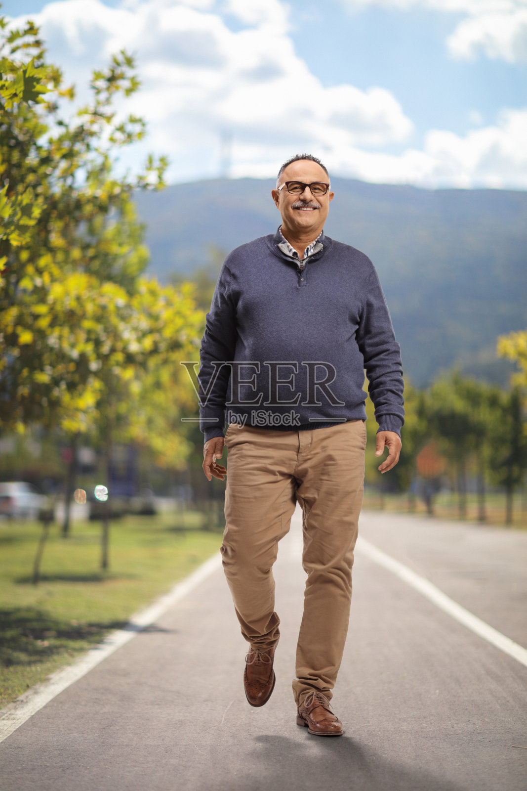 微笑的成熟男性在散步照片摄影图片